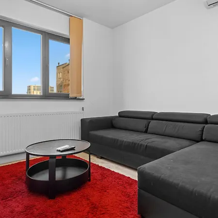 Ultra - Victory Avenue Apartment